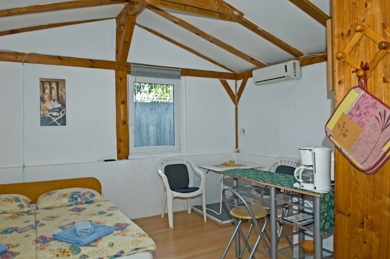 Pinezići Guest House Alex קרואטיה
