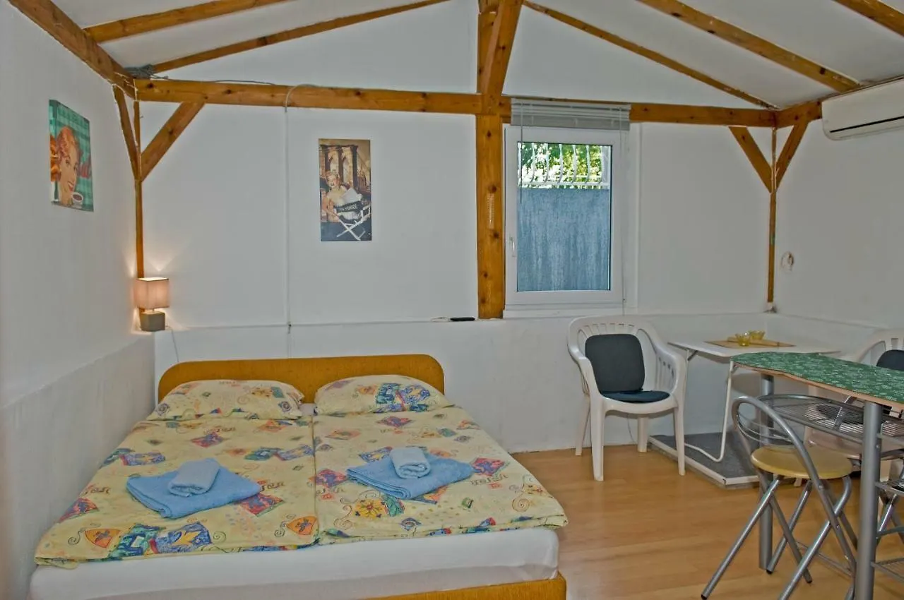Guest House Alex 2*, Pinezici (Krk) Croatia